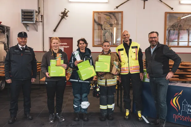 Teilnehmerinnen zeigen ihre grünen Preise beim Gruppenbild.