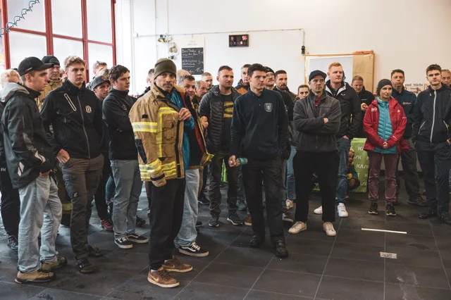 Teilnehmer versammeln sich zur Siegerehrung im Feuerwehrhaus.