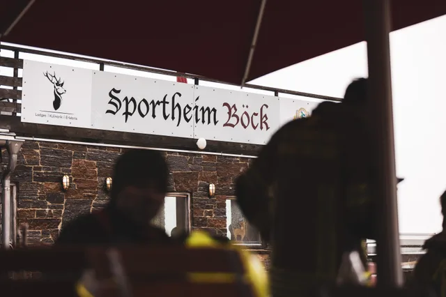 Schild Sportheim Böck über dem Aufenthaltsbereich der Teilnehmer.