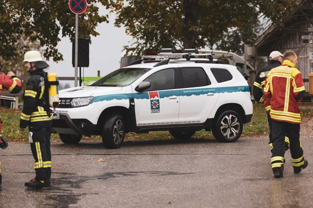 Bergrettungsfahrzeug und Helfer im Startbereich.