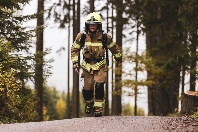 Teilnehmer mit gelbem Helm und beiger Einsatzkleidung am Ende des Aufstiegs.