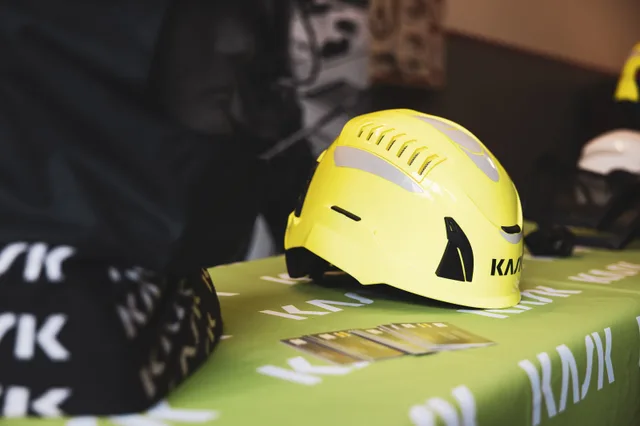Gelber Feuerwehrhelm auf einem Ausstellungstisch.