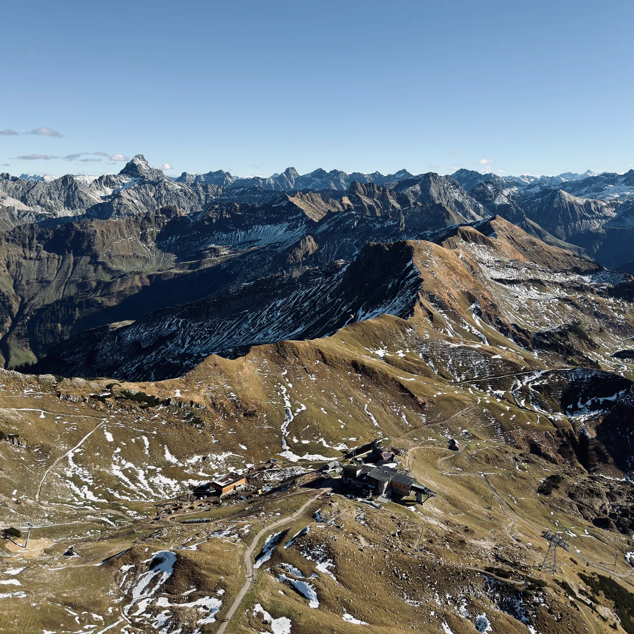 Nebelhorn-Bergstation Höfatsblick aus der Luft vor herbstlichen Bergrücken mit Schneeresten