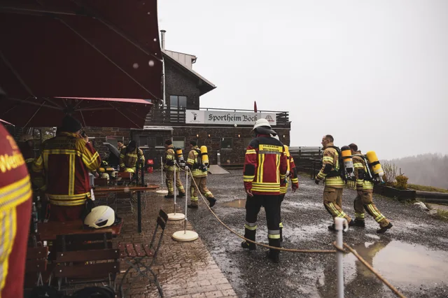 Teilnehmer vor dem Sportheim Böck im Regen.