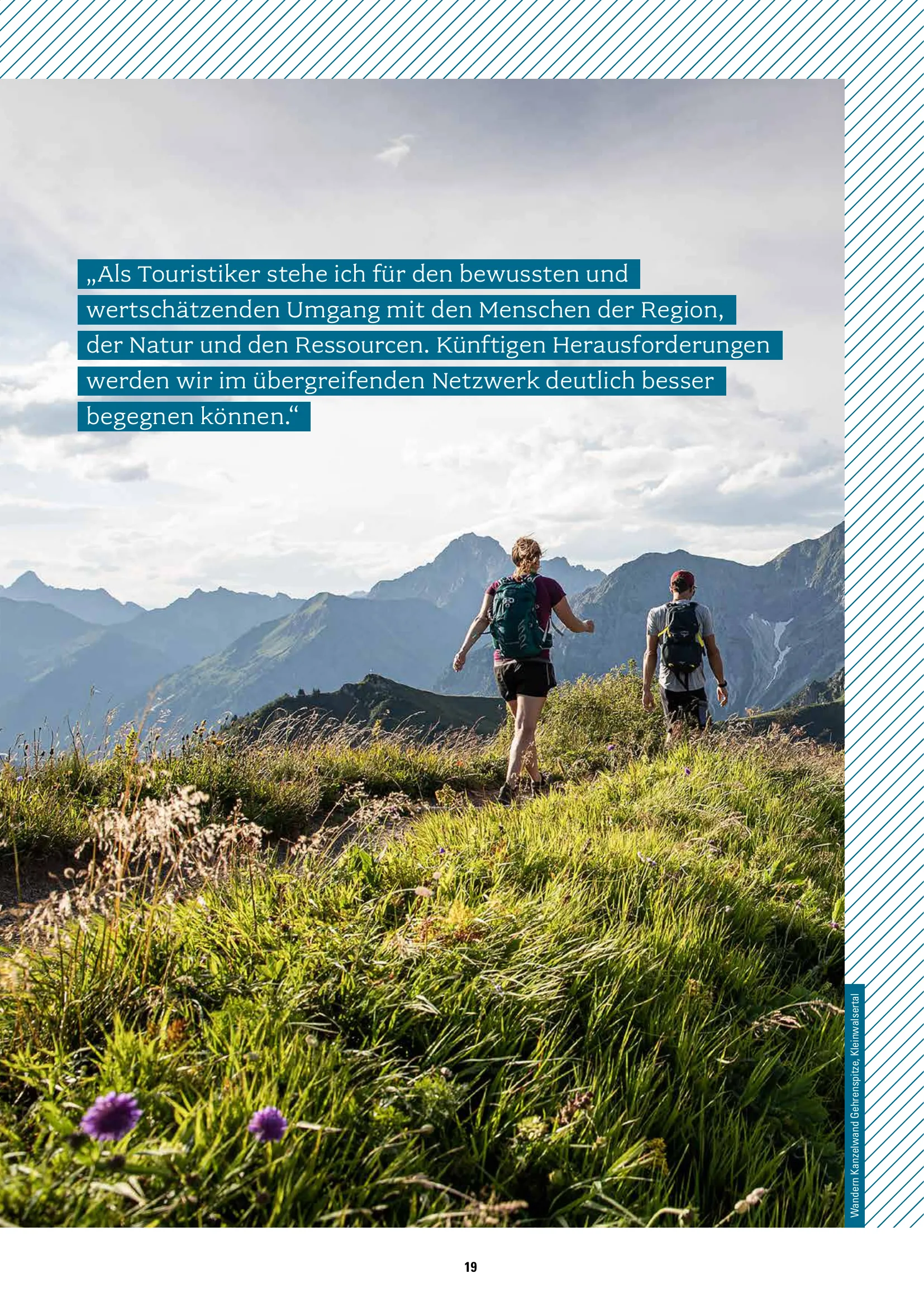 Alpentalk-Broschüre: Seite mit zwei Wanderern im Kleinwalsertal und Zitat zum nachhaltigen Tourismus