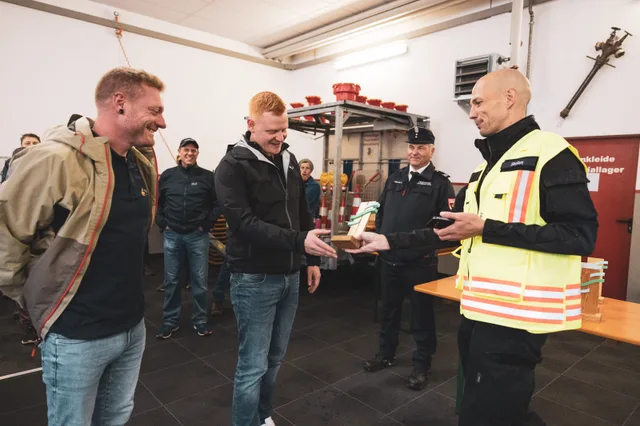 Teilnehmer nehmen Pokale und Preise entgegen.