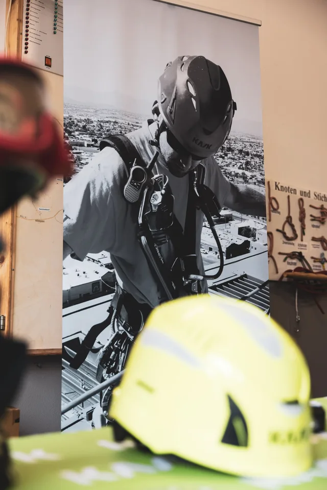 Gelber Feuerwehrhelm auf einem Ausstellungstisch.