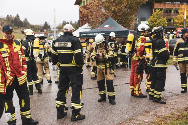 Teilnehmer in dunkler und beiger Einsatzkleidung warten vor dem Start.