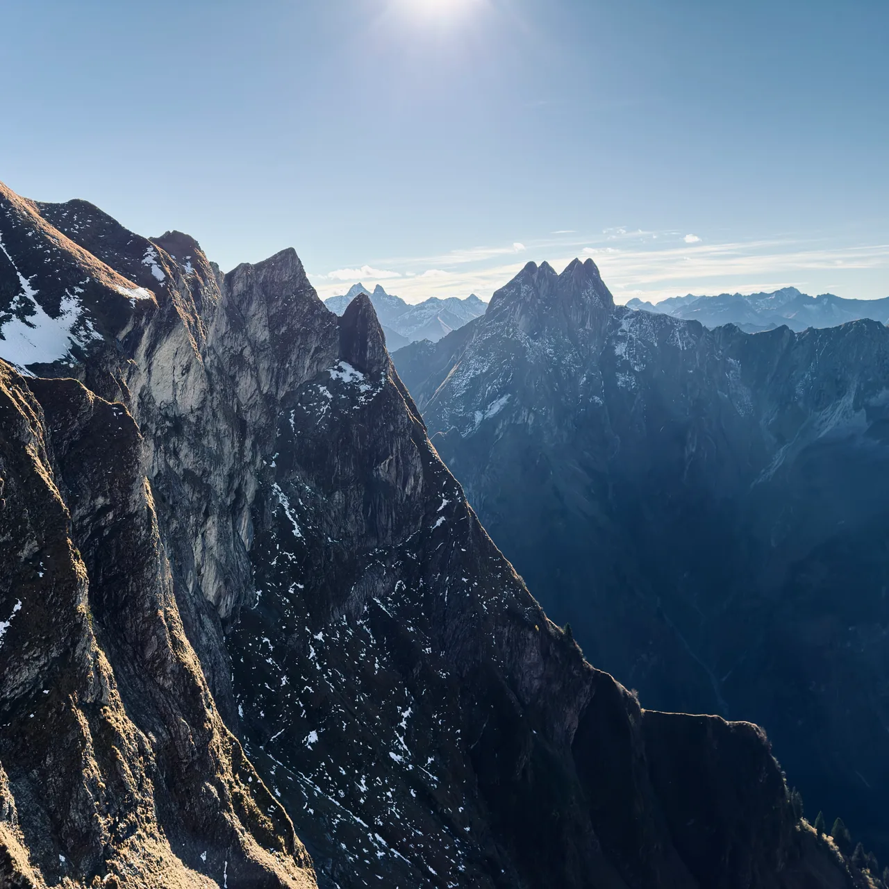 Flanke des Schnecks mit Schneeresten im Gegenlicht und Blick auf die Höfats