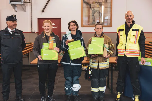 Teilnehmerinnen zeigen ihre grünen Preise beim Gruppenbild.