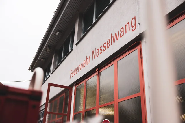 Beschriftung Feuerwehr Nesselwang über dem Eingang.