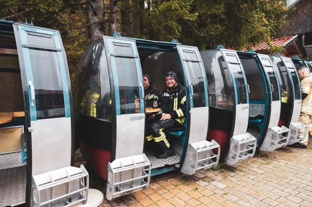 Abgestellte Gondeln mit Sitzplätzen und Teilnehmern.