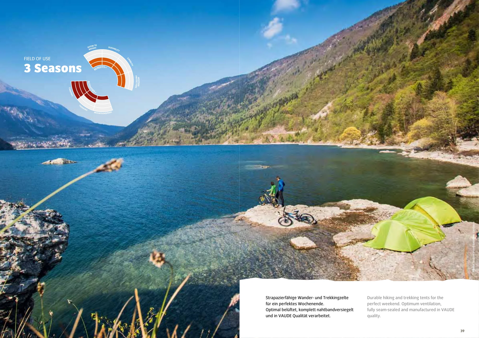 VAUDE: Workbook-Doppelseite mit grünen Zelten, Mountainbikern und Gardasee vor steilen Berghängen