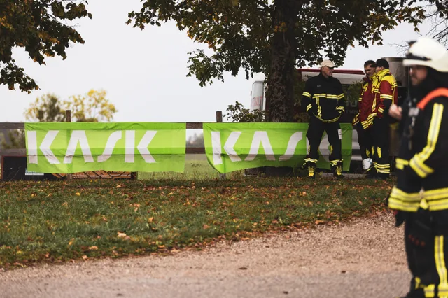 Teilnehmer in dunkler Einsatzkleidung am Veranstaltungsbanner.