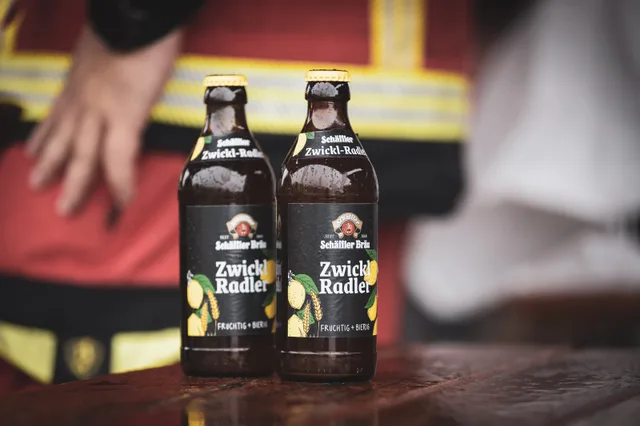 Zwei Getränkeflaschen auf einem Tisch neben Einsatzkleidung.