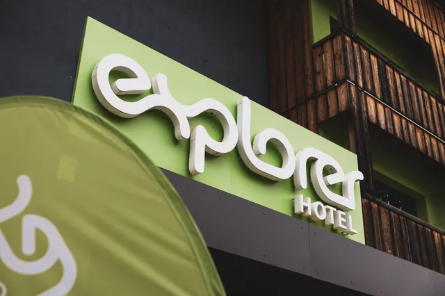 Beschriftung am Explorer Hotel in Nesselwang.