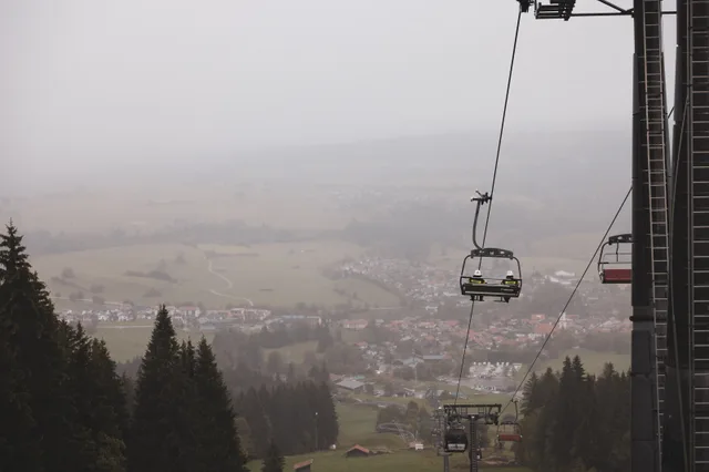 Gondel über dem nebligen Nesselwang.