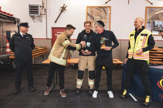 Teilnehmer gratulieren sich während der Siegerehrung.