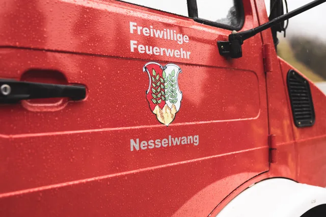 Tür eines Feuerwehrfahrzeugs mit der Beschriftung Nesselwang.