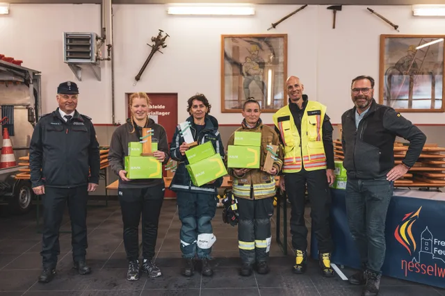 Teilnehmerinnen zeigen ihre grünen Preise beim Gruppenbild.