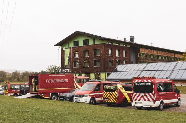 Explorer Hotel mit Feuerwehrfahrzeugen.