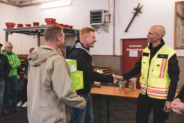Teilnehmer nehmen Pokale und Preise entgegen.