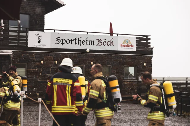 Teilnehmer vor dem Sportheim Böck im Regen.