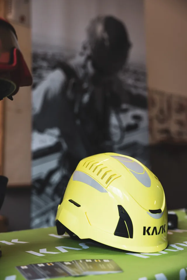 Gelber Feuerwehrhelm auf einem Ausstellungstisch.