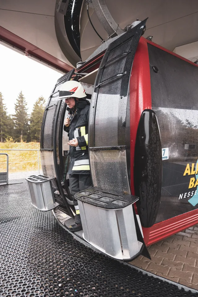 Offene Gondel an der Station der Alpspitzbahn.