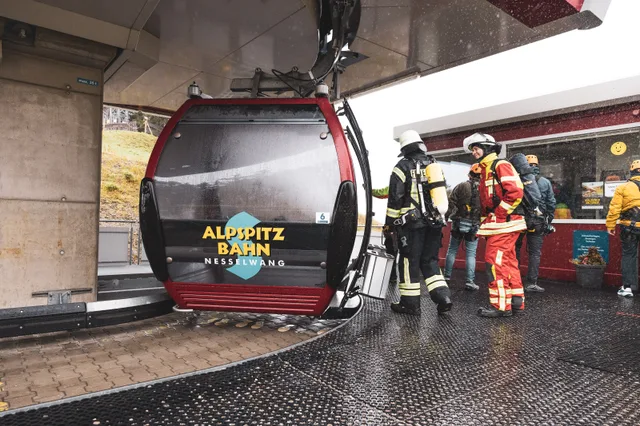 Teilnehmer in Einsatzkleidung an der Gondelstation.
