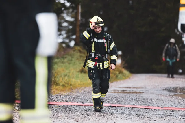 Teilnehmer in dunkler Einsatzkleidung läuft durch den Zielbereich.