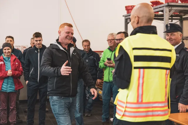 Teilnehmer wird bei der Siegerehrung nach vorne gebeten.